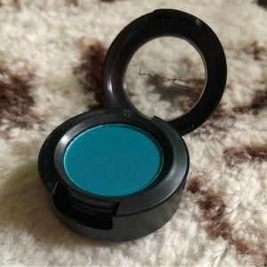 Big T // DISCONTINUED MAC Eye Shadow